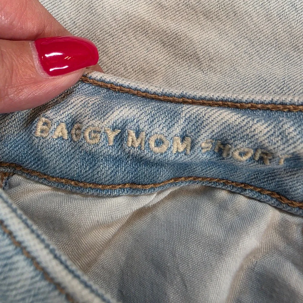 American Eagle Baggy Mom Shorts Womens 6 Light Wash Distressed High Rise Denim